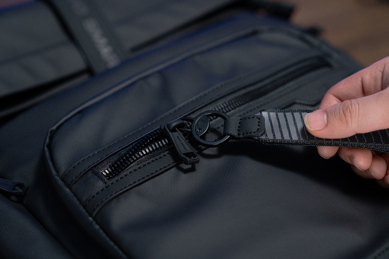 手拿行李箱的人<br><br>中度可信度描述已自动生成