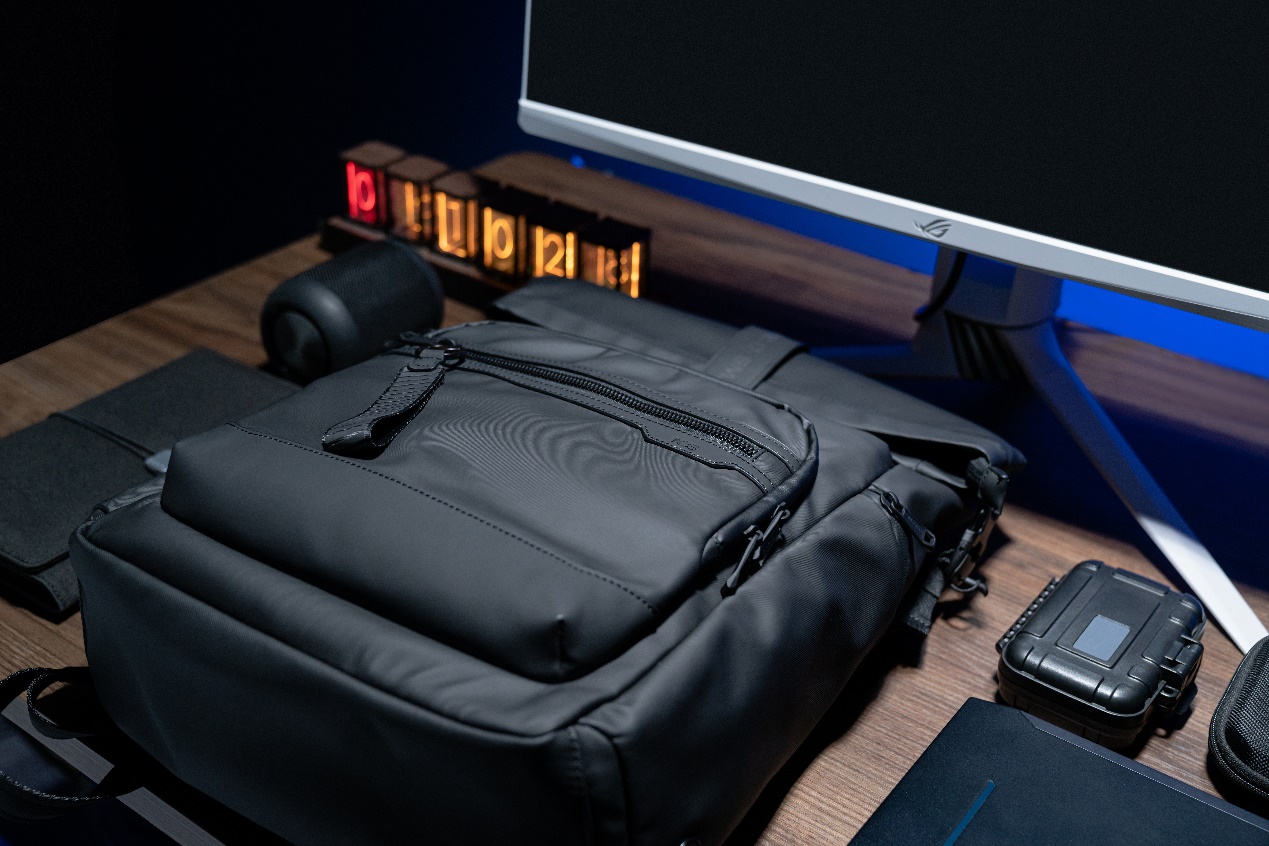 桌子上的电脑和电视<br><br>低可信度描述已自动生成