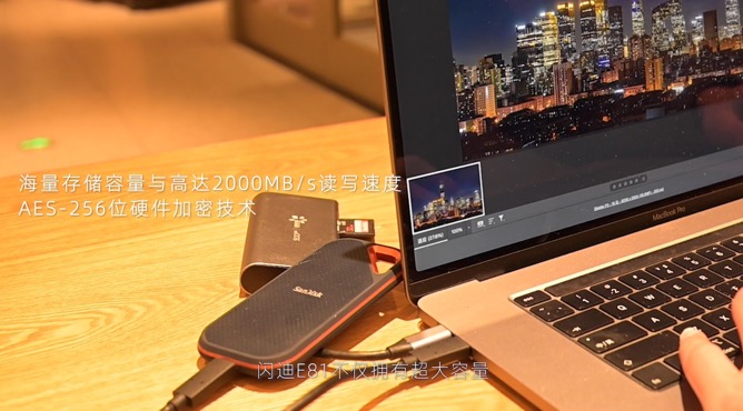 桌子上的电脑和键盘

描述已自动生成