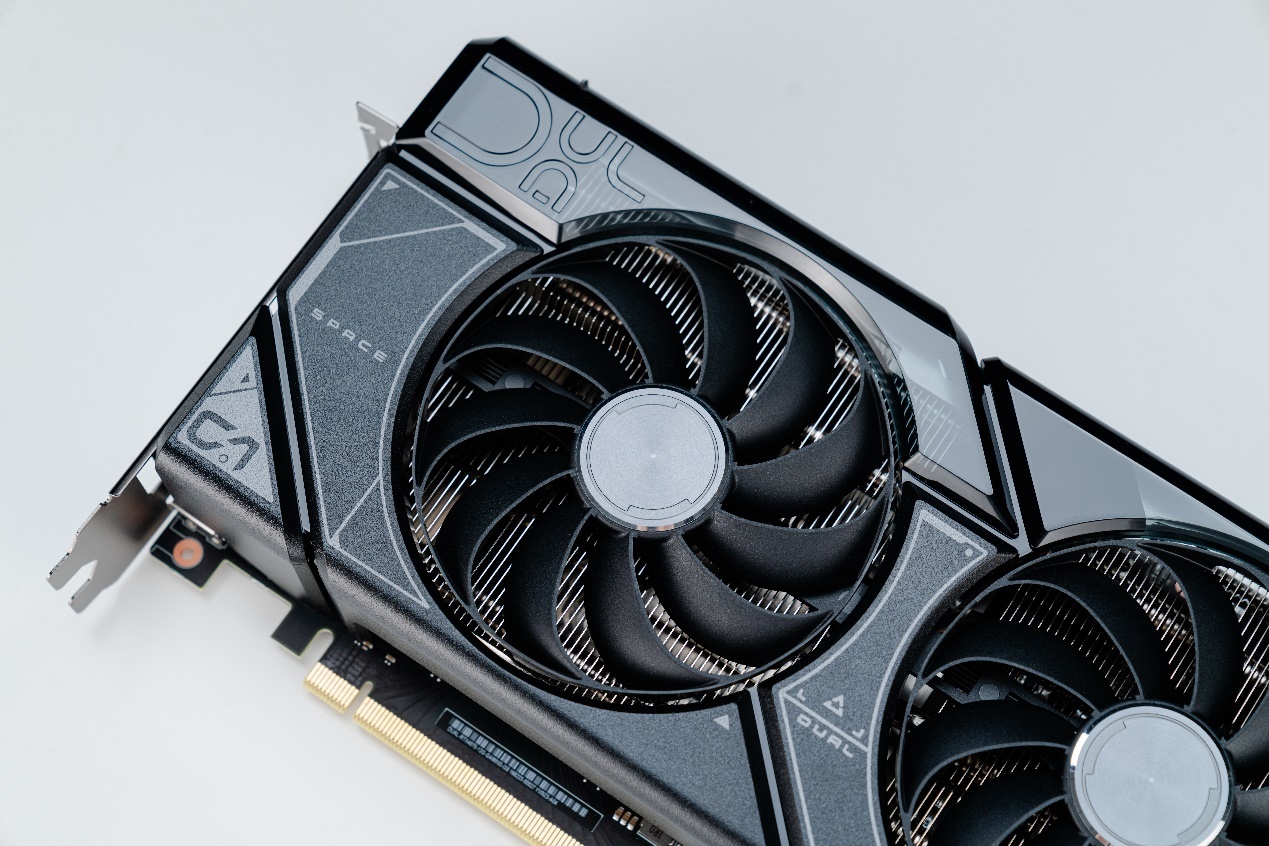 桌子上有钟表

低可信度描述已自动生成