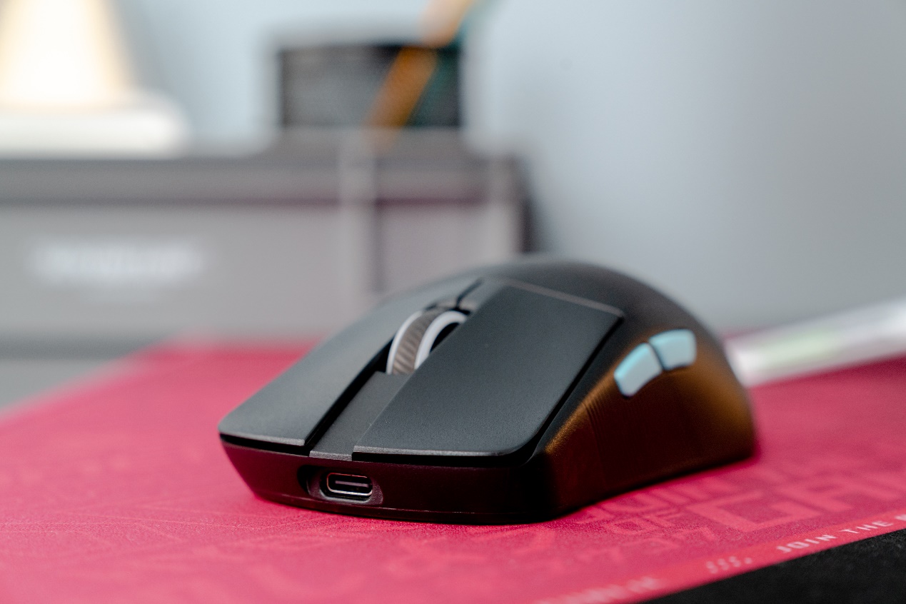 鼠标在桌子上

描述已自动生成