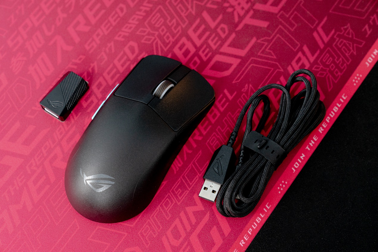 桌子上的游戏遥控器

描述已自动生成