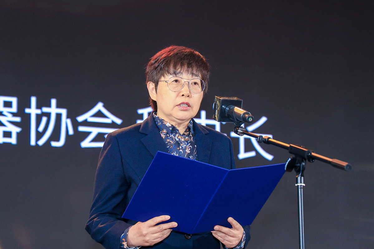 穿着蓝色衣服的男人

描述已自动生成