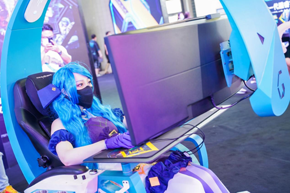 图片包含 人, 电脑, 年轻, 小

描述已自动生成