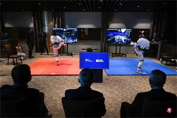 图片包含 室内, 小孩, 房间, 年轻

描述已自动生成