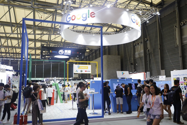 人们站在火车旁的站台上

描述已自动生成