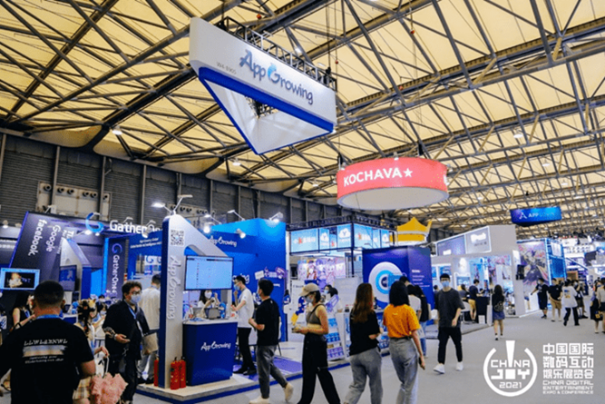 一群人站在火车旁的站台上

描述已自动生成