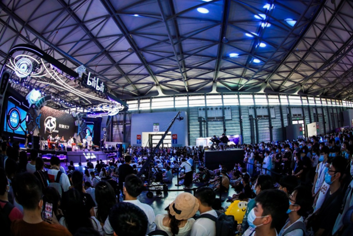 图片包含 人, 天花板, 建筑, 室内

描述已自动生成