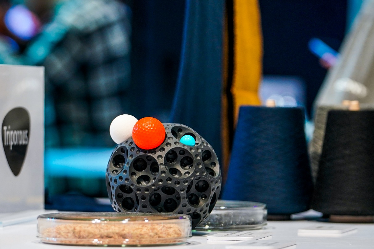 桌子上放着蓝色的杯子蛋糕

中度可信度描述已自动生成