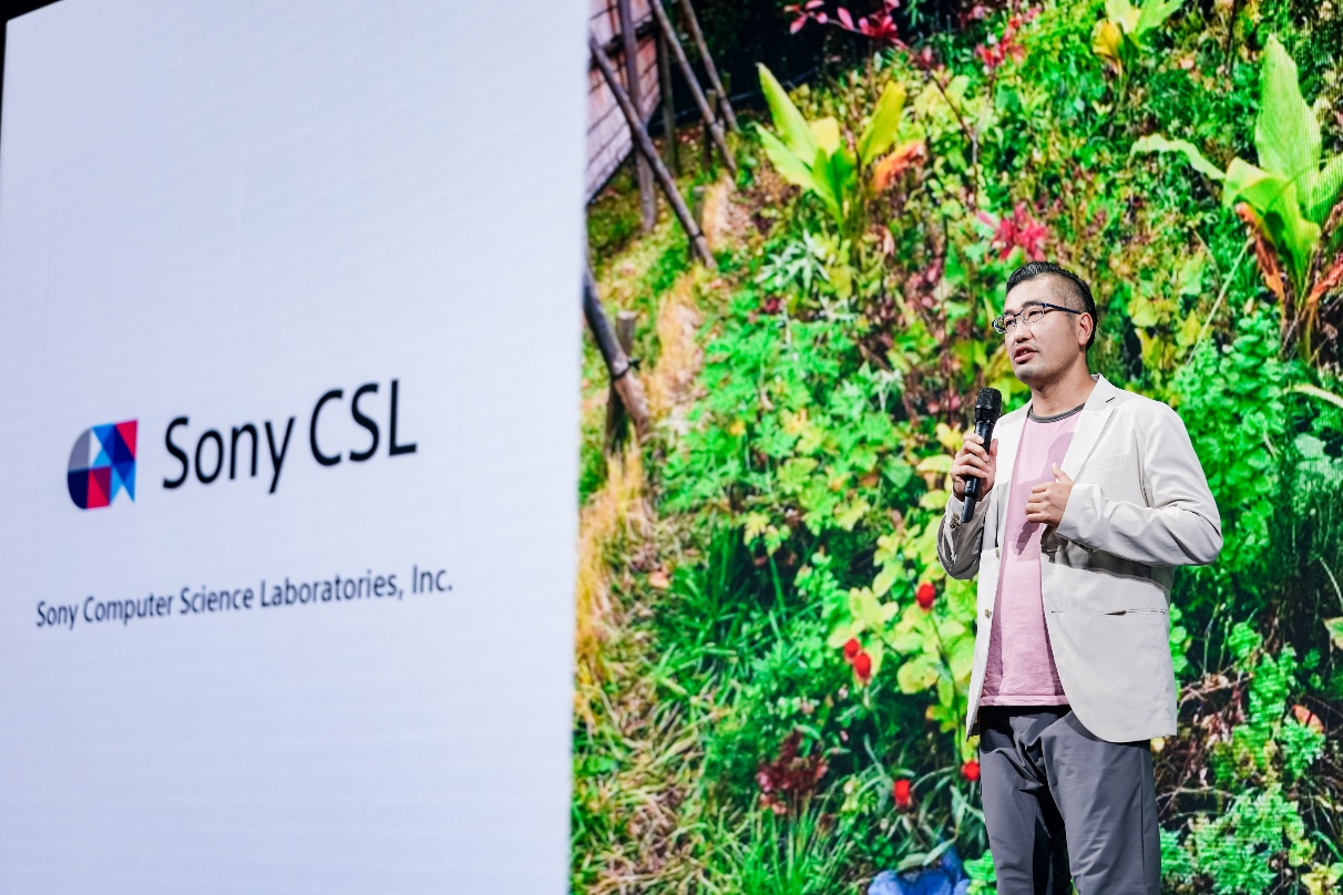 图片包含 人, 户外, 站, 男人

描述已自动生成