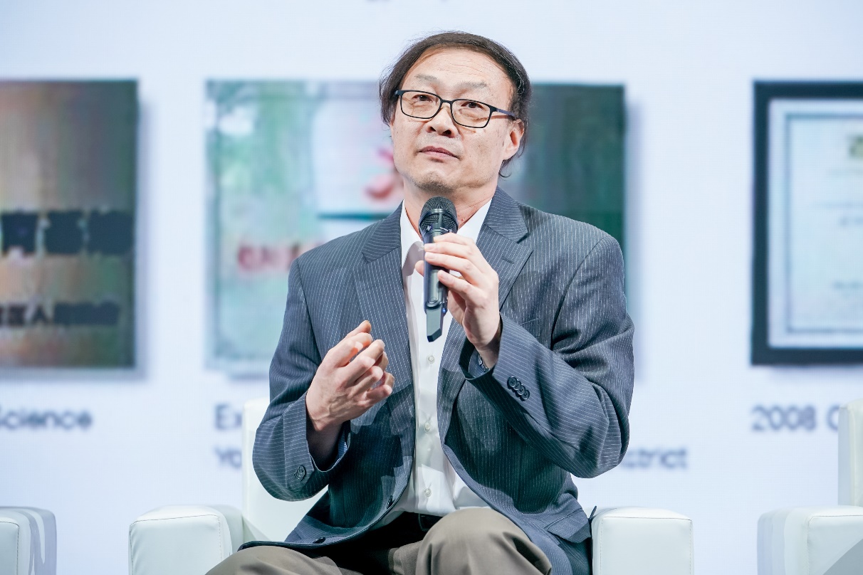 穿西装戴眼镜的男人在镜子前自拍

中度可信度描述已自动生成