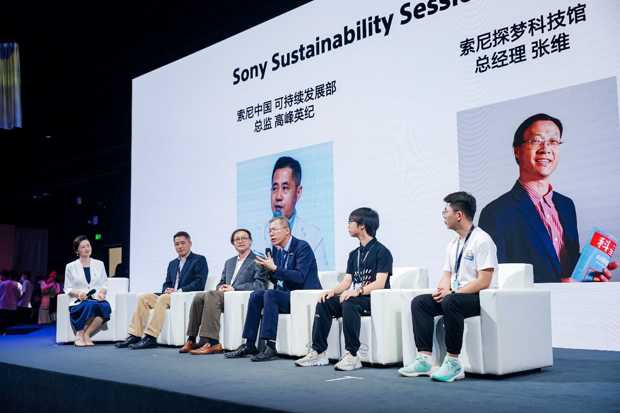 人们在看台上

中度可信度描述已自动生成