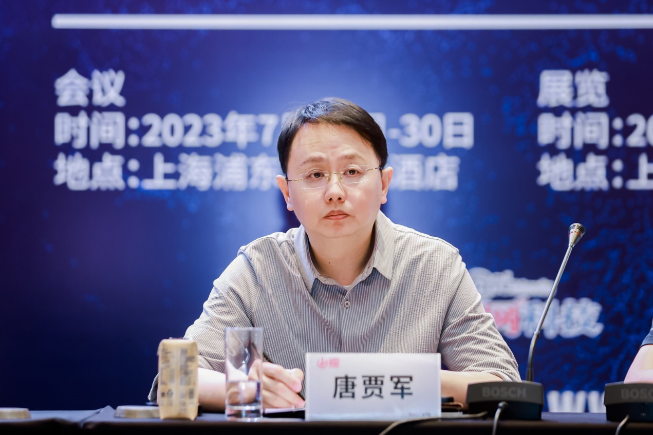 男人的照片上写着字<br><br>描述已自动生成