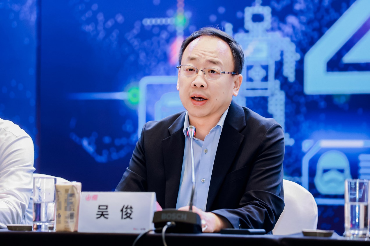 舞台上穿西装的人<br><br>描述已自动生成