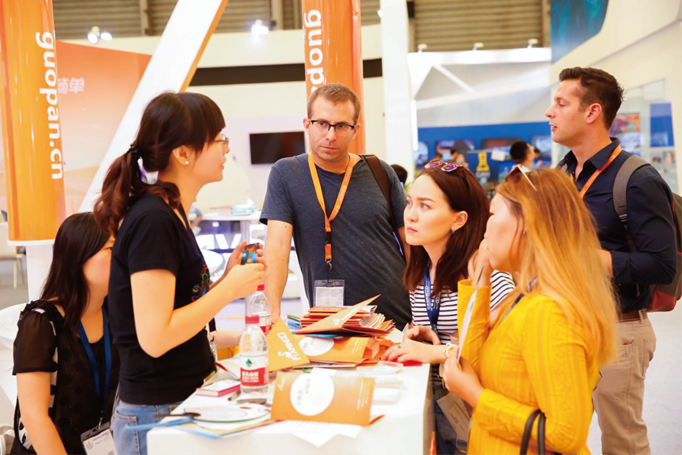 一群人站在桌子边

描述已自动生成