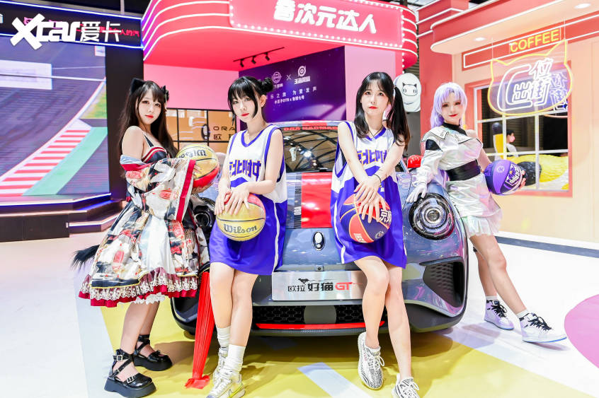 图片包含 室内, 桌子, 对着, 男人

描述已自动生成