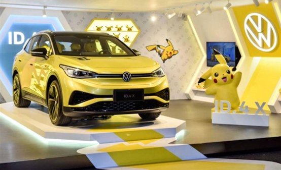 桌子上放了不同类型的汽车

描述已自动生成