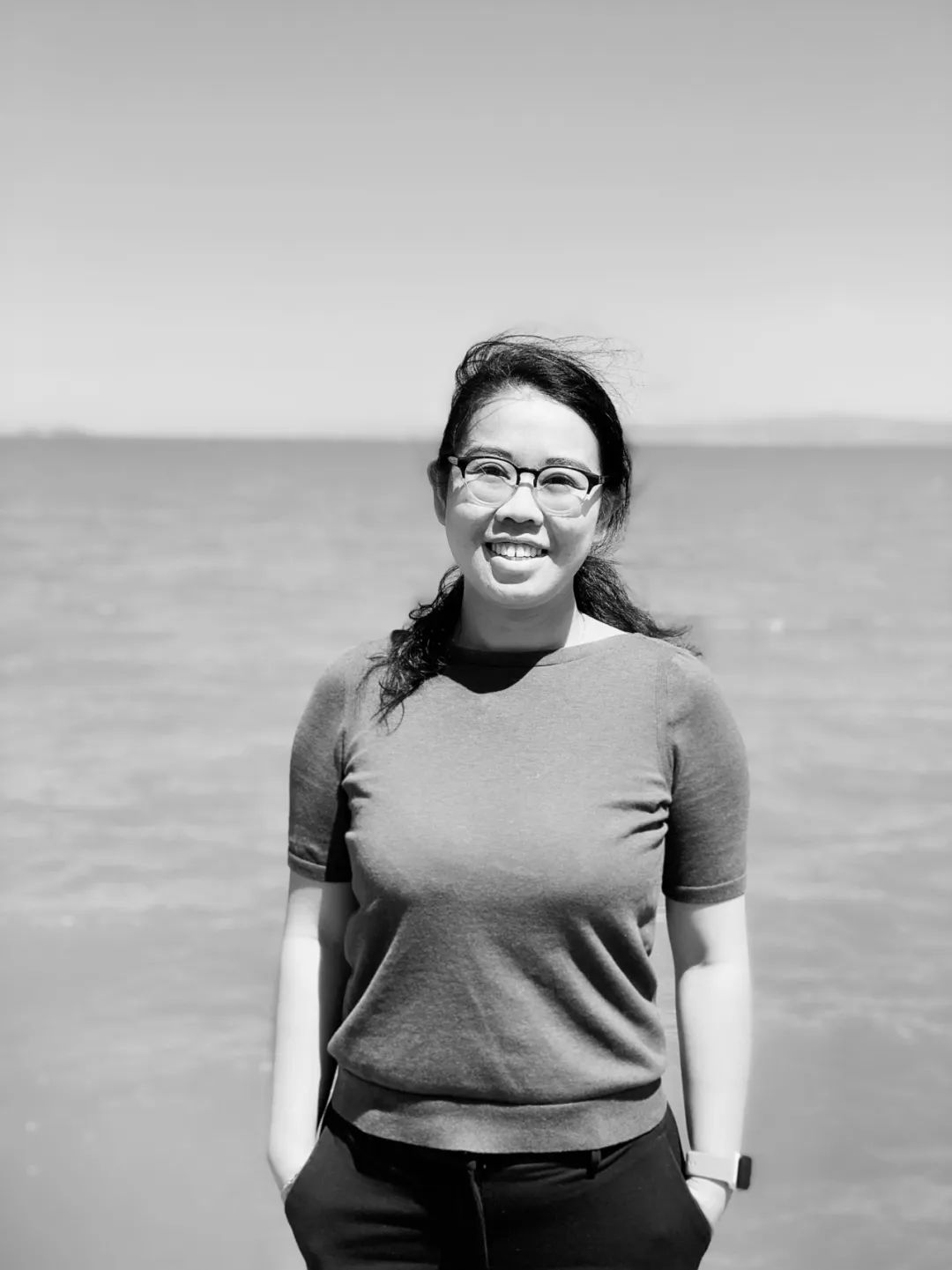 人站在湖边

描述已自动生成