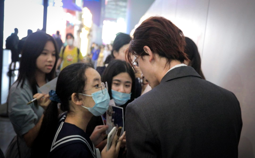 男人站在人群中打电话

描述已自动生成