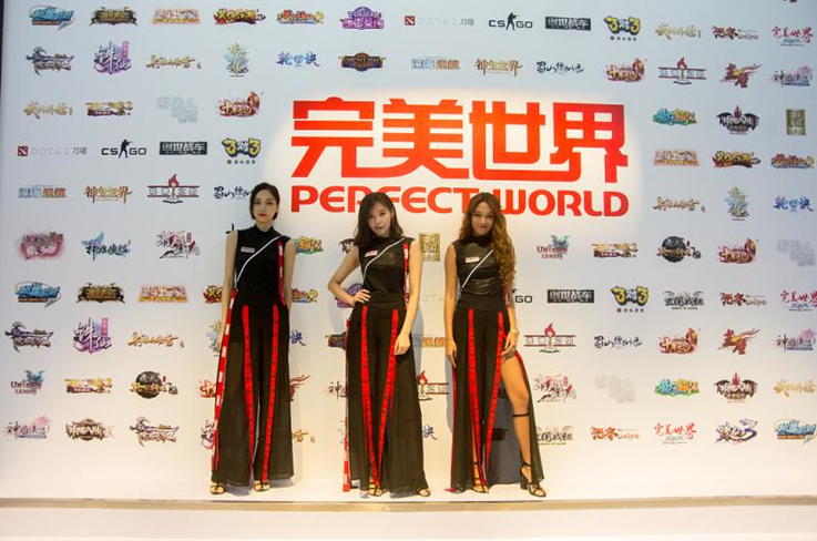 图片包含 人, 男人, 桌子, 前

描述已自动生成