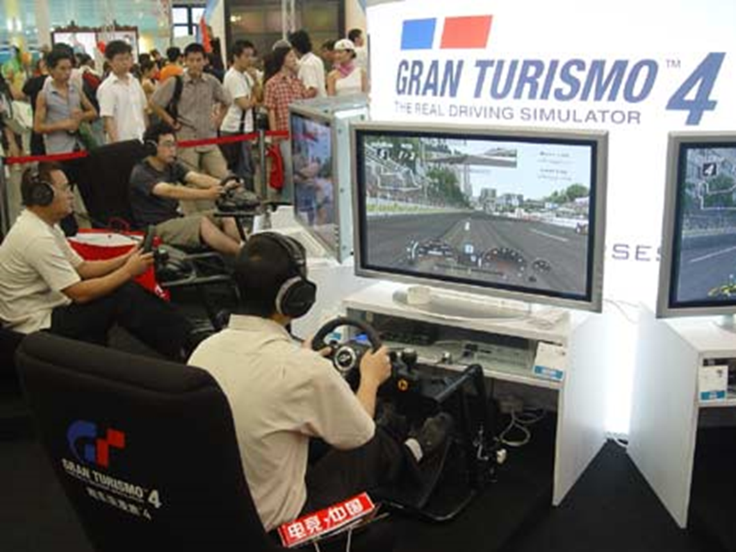 图片包含 人, 室内, 男人, 人们

描述已自动生成