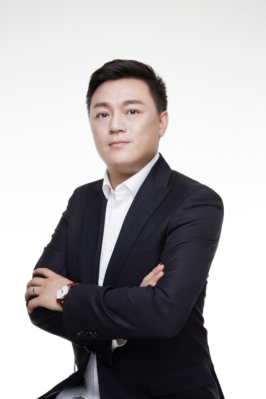 穿着西装笔挺的男子

描述已自动生成