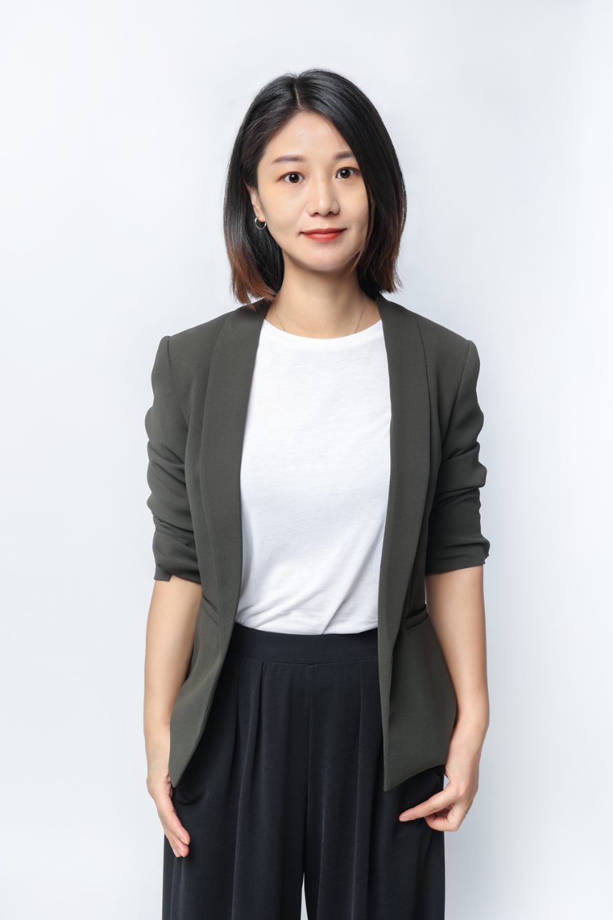 女人穿着黑色的衣服

描述已自动生成