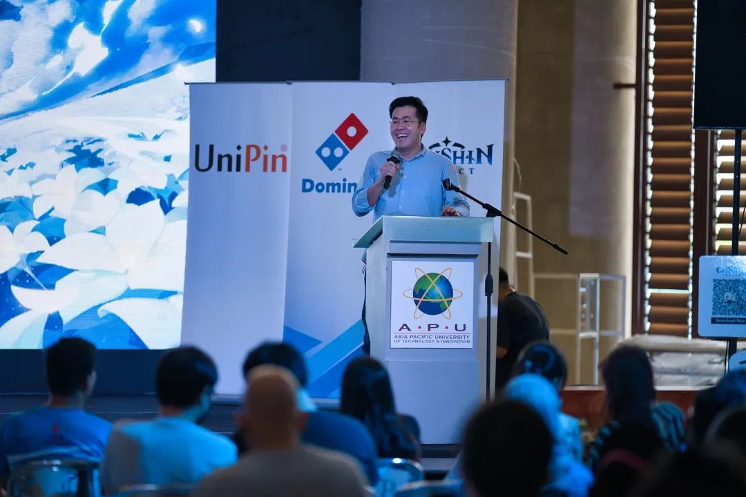 一群人在台上演讲

描述已自动生成