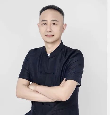 穿黑色衣服的人

描述已自动生成