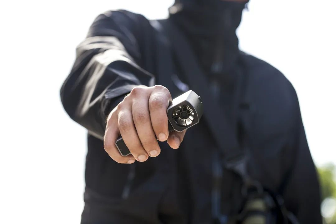 图片包含 人, 男人, 手机, 电话

描述已自动生成