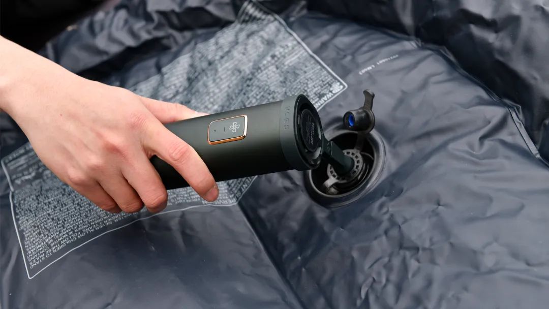 图片包含 用, 床, 男人

描述已自动生成