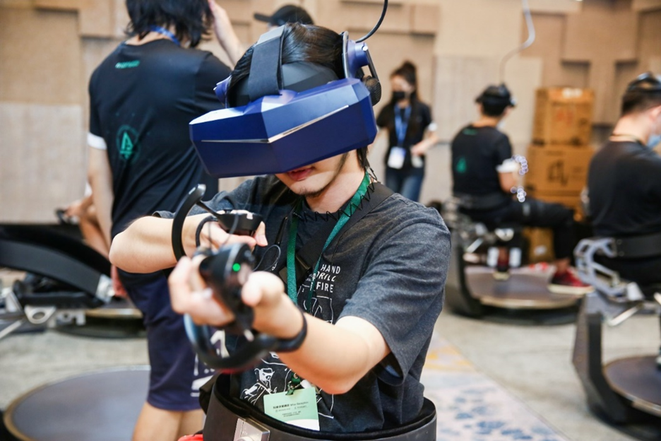 图片包含 人, 小孩, 年轻, 小

描述已自动生成