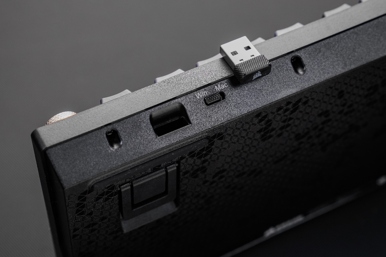 黑色的照相机

描述已自动生成