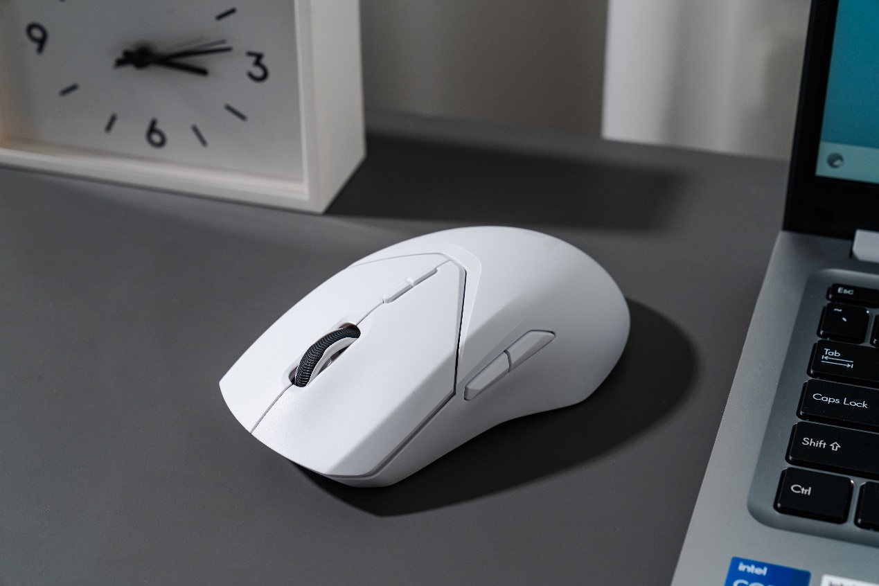 桌子上的电脑和手机

描述已自动生成