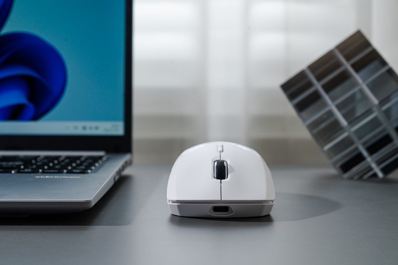 桌子上的电脑和手机

描述已自动生成