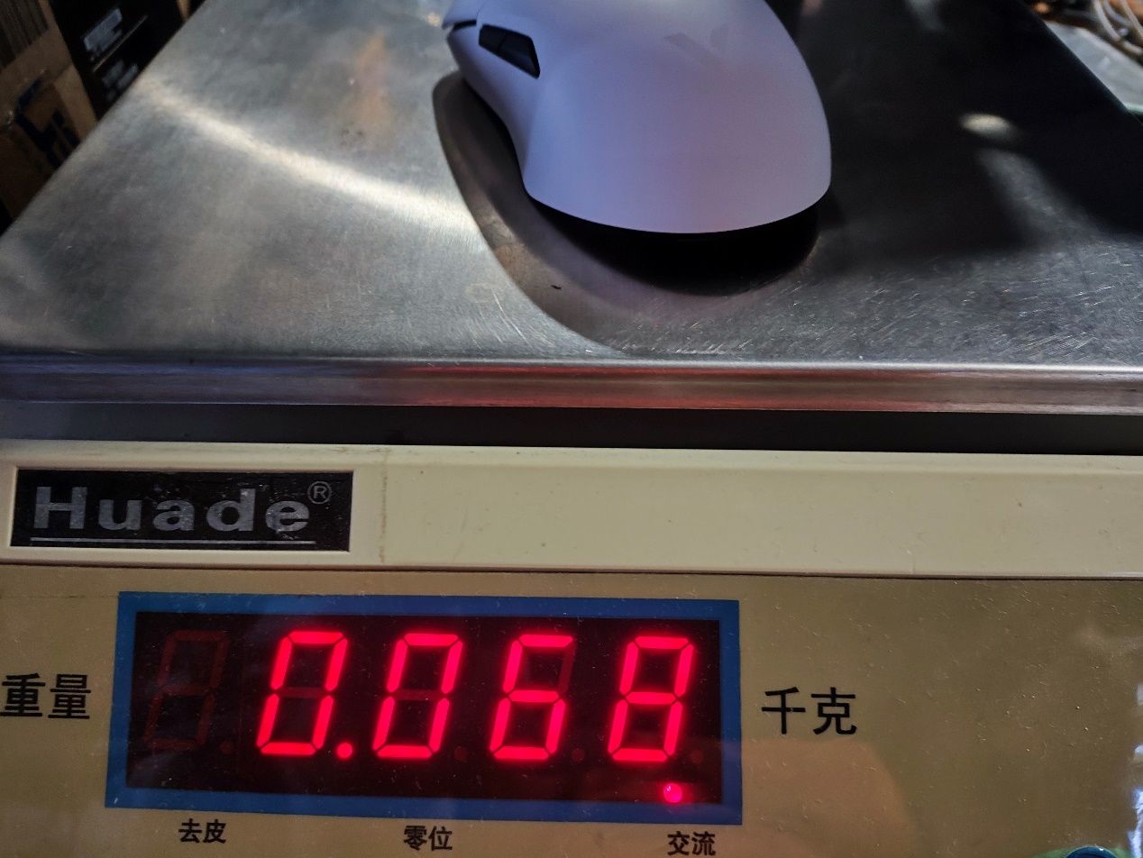 桌子上的钟表

描述已自动生成