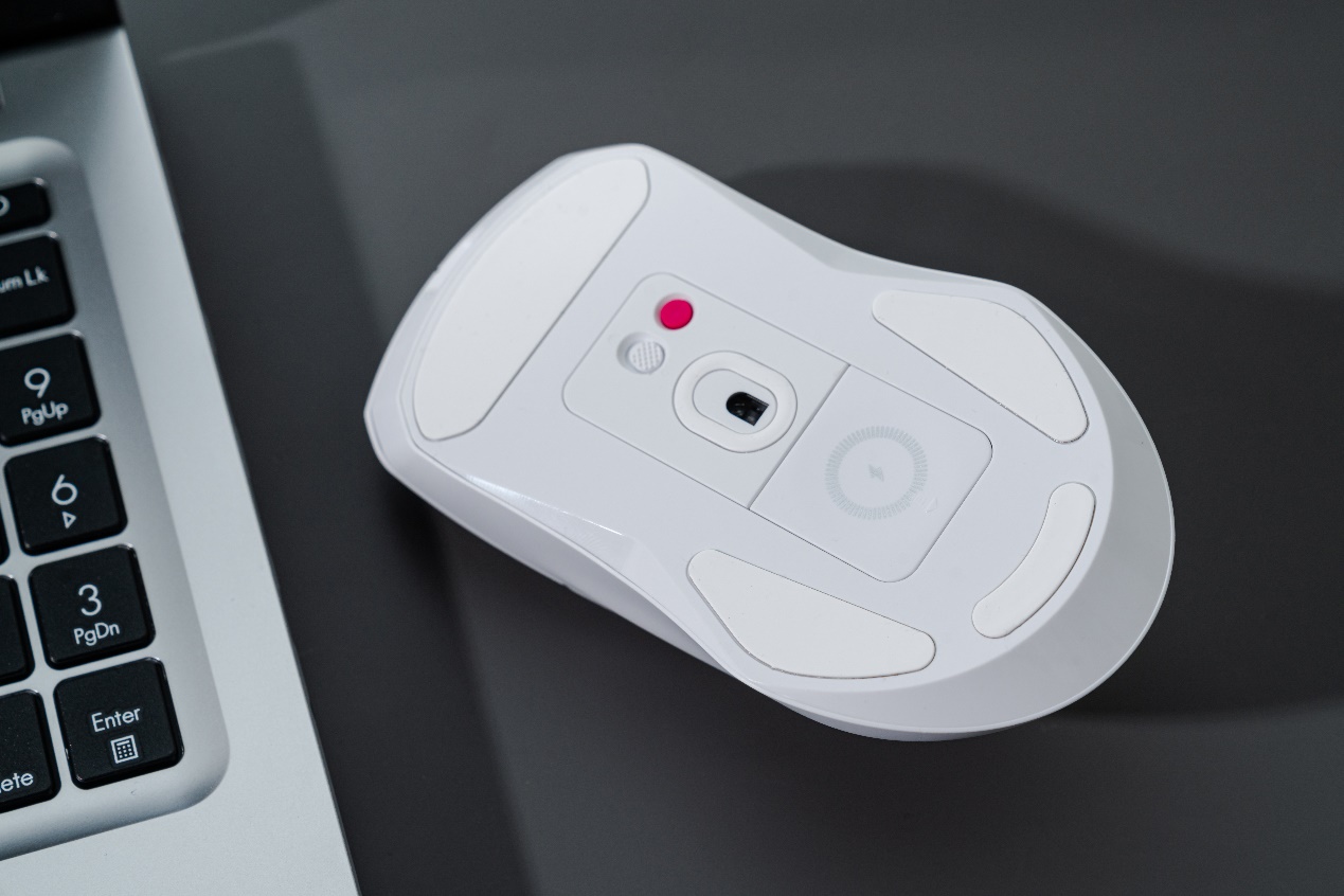 遥控器放在桌子上

描述已自动生成