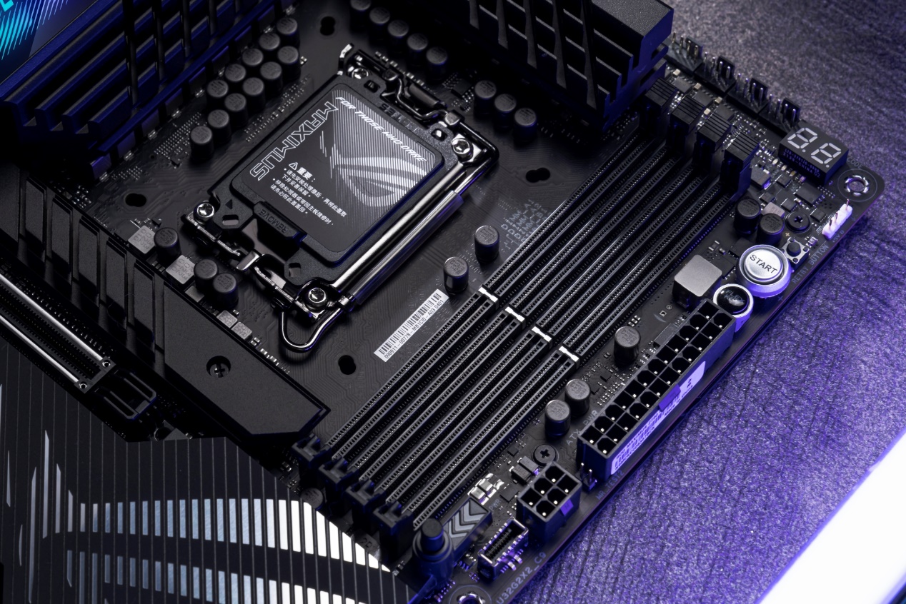 E:\工作素材\产品实拍图\Z790\【电脑报】ROG MAXIMUS Z790 HERO\小图\DSC03842.jpg