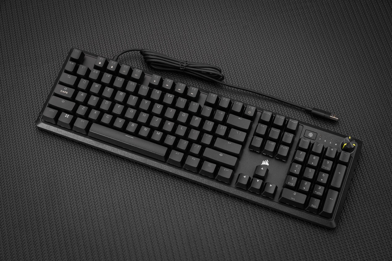 桌子上放了键盘

中度可信度描述已自动生成