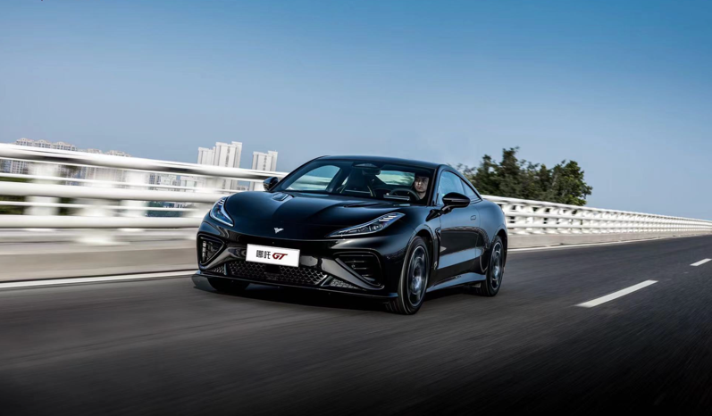 汽车在公路上行驶

描述已自动生成