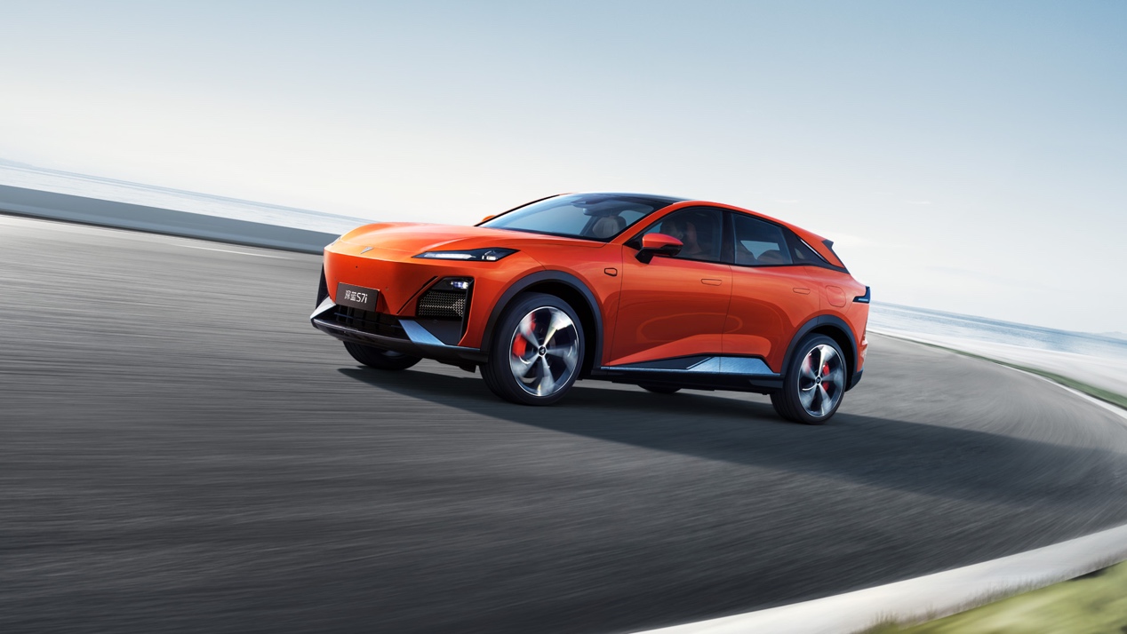 汽车行驶在路上<br><br>描述已自动生成