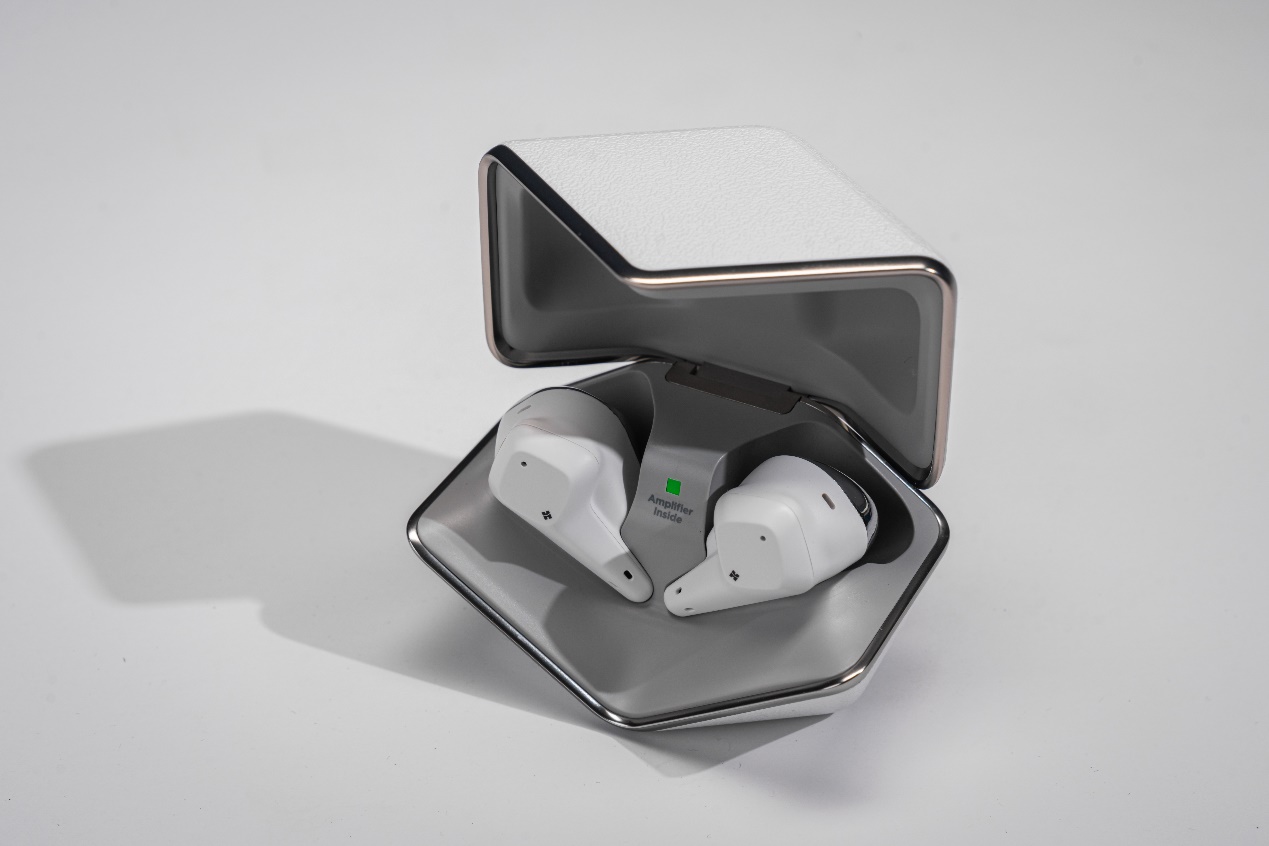 桌子上的游戏手柄<br><br>低可信度描述已自动生成