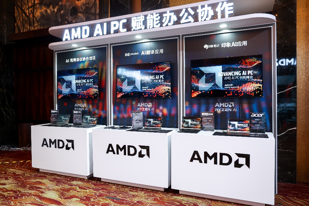 商店的门口前有贴海报<br><br>描述已自动生成