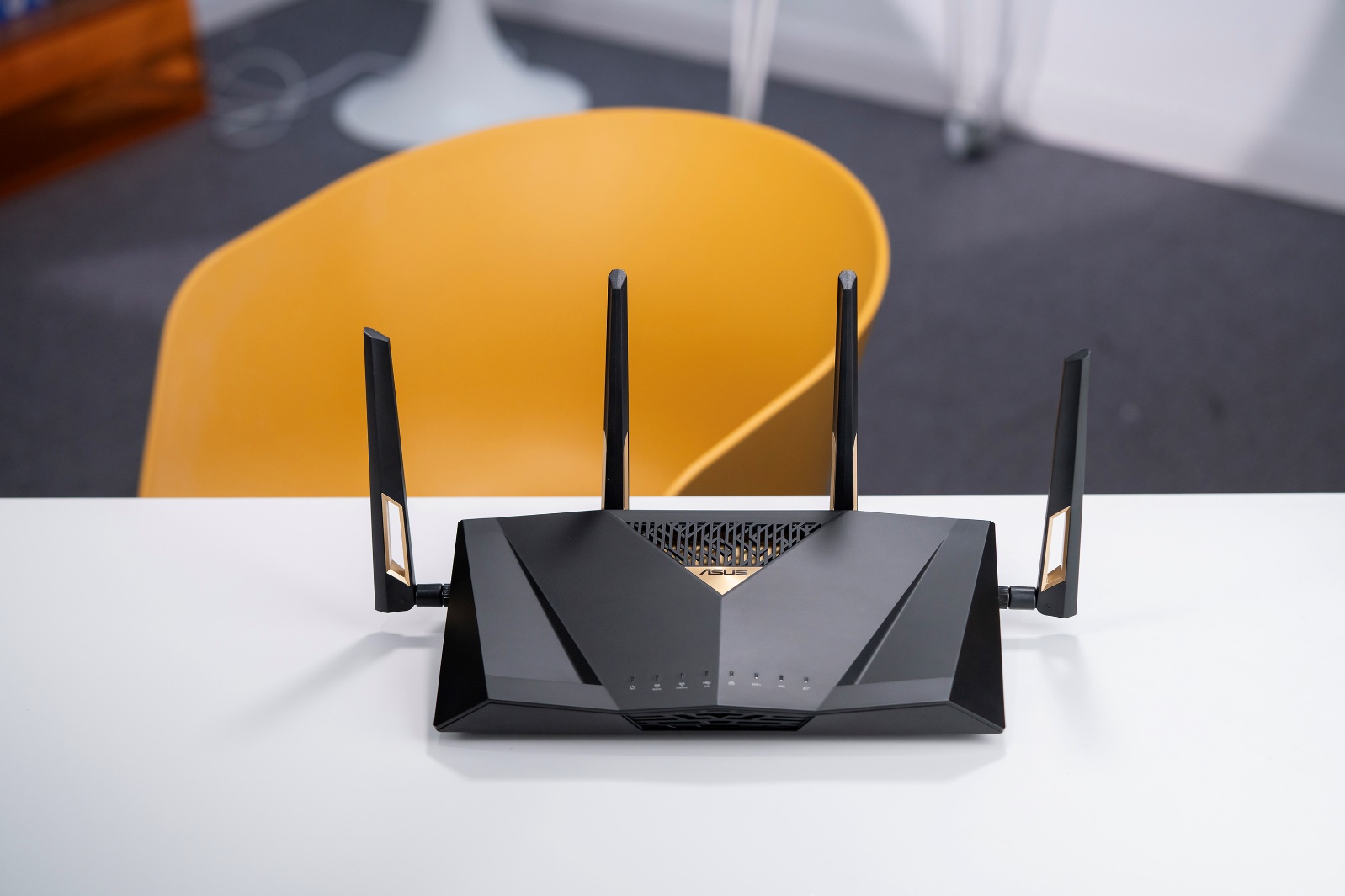 桌子上的电脑绘图

中度可信度描述已自动生成