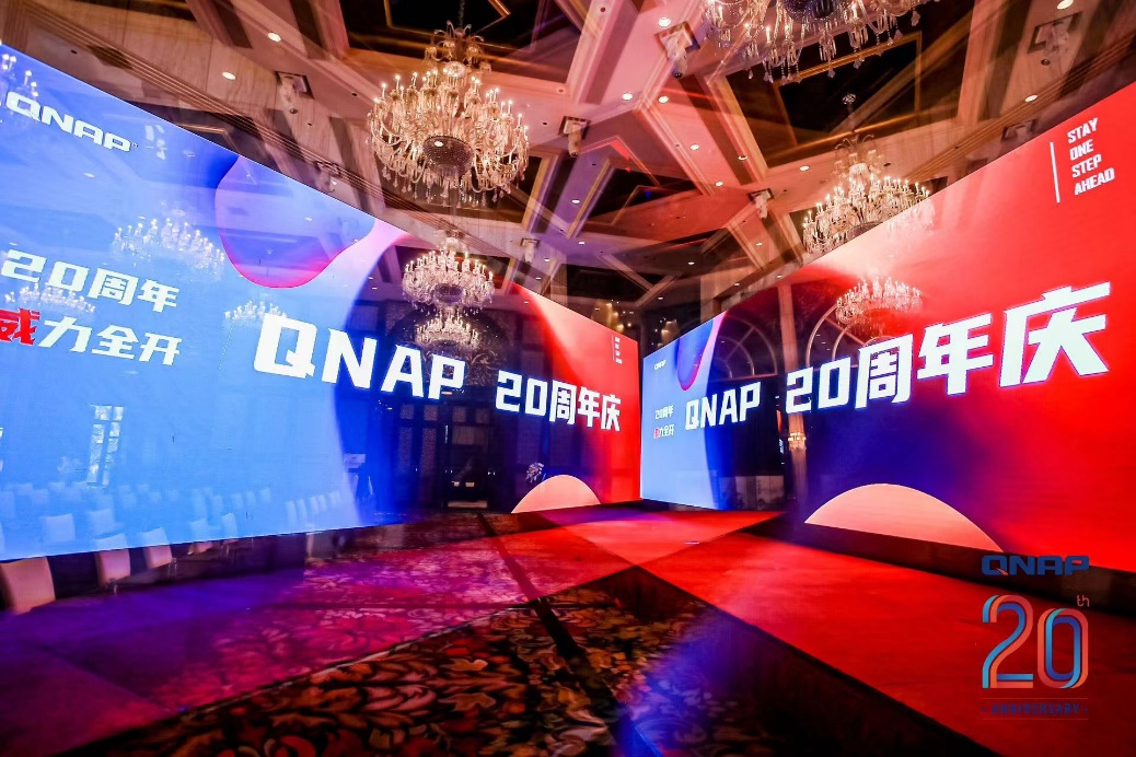 地上有一些广告

中度可信度描述已自动生成