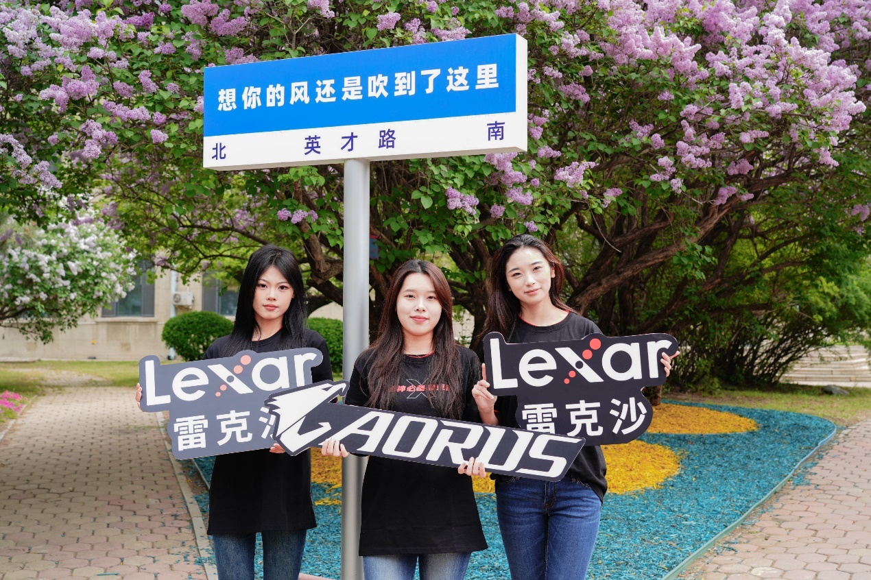 街道边立着广告牌子

描述已自动生成