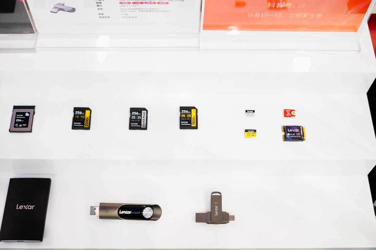 图片包含 室内, 水槽, 冰箱, 游戏机

描述已自动生成