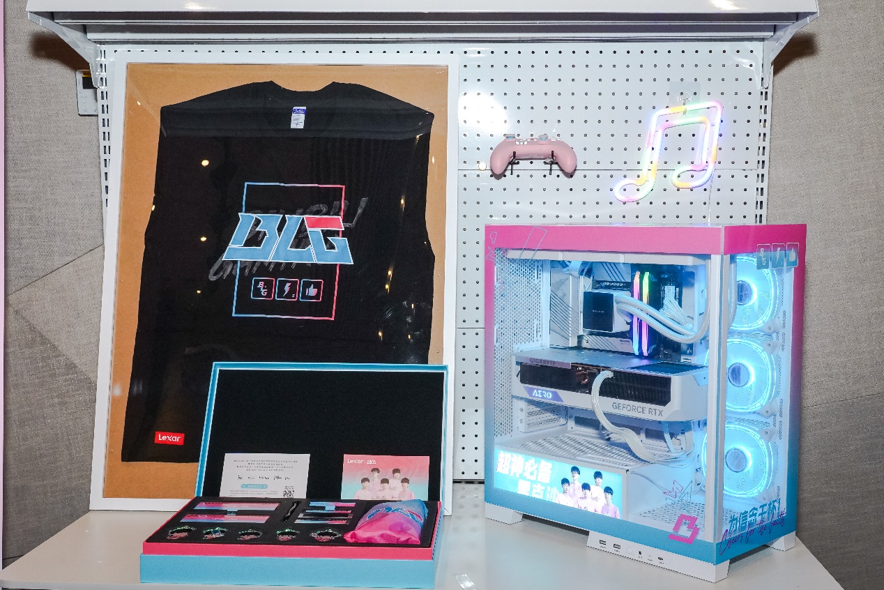 墙上贴着许多海报
描述已自动生成