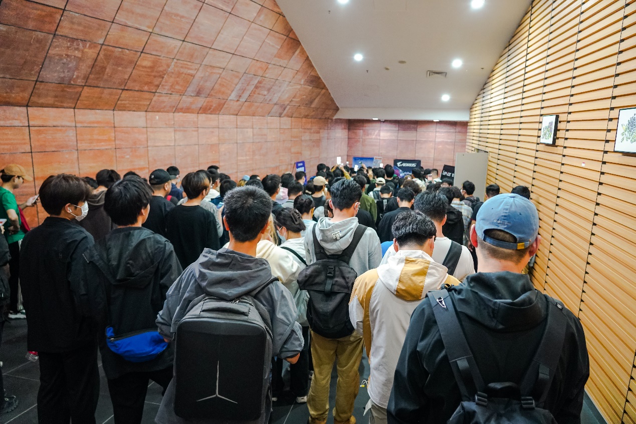 一群人站在室内
描述已自动生成