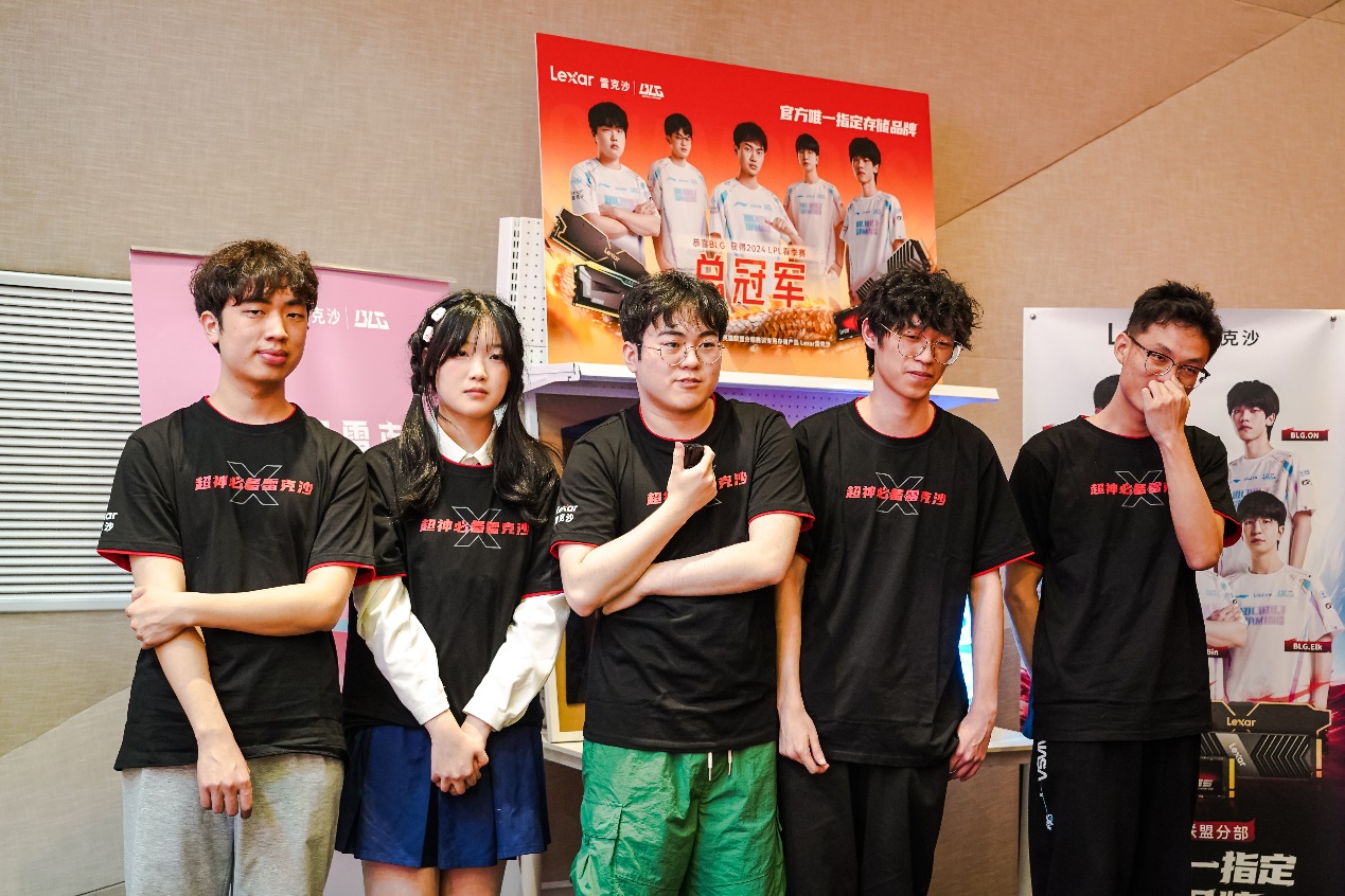 人们站在一起合影的一群人
描述已自动生成